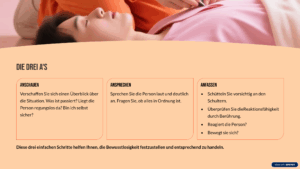 Wo passieren die meisten Herzstillstände? Zu Hause Etwa 70% aller Herzstillstände ereignen sich im häuslichen Umfeld. Hier sind meist Angehörige die ersten potentiellen Helfer vor Ort. Öffentliche Orte Etwa 20% der Fälle treten an öffentlichen Orten wie Arbeitsplätzen, Sportstätten oder Einkaufszentren auf. Krankenhaus Nur etwa 10% der Herzstillstände geschehen im Krankenhaus, wo sofortige professionelle Hilfe verfügbar ist. Da die meisten Herzstillstände zu Hause passieren, ist es besonders wichtig, dass Familienangehörige Reanimationsmaßnahmen beherrschen. Was passiert BEIM HELFER in Notsituationen? Stressreaktion Der Körper schüttet Stresshormone wie Adrenalin und Cortisol aus, was zu erhöhtem Herzschlag, schnellerer Atmung und gesteigerter Aufmerksamkeit führt. Tunnelblick Das Gehirn fokussiert sich auf die unmittelbare Bedrohung, wodurch das periphere Sichtfeld eingeschränkt wird und komplexe Denkprozesse schwieriger werden. Handlungsblockaden Ohne vorherige Übung können Menschen in eine "Schockstarre" verfallen, die sie am Handeln hindert – ein Grund, warum Training so wichtig ist. Übung verschafft Sicherheit Regelmäßiges Training von Reanimationsmaßnahmen hilft, im Ernstfall die Handlungsblockade zu überwinden. Unser Gehirn greift dann auf eingeübte Automatismen zurück, was die Hemmschwelle deutlich senkt. Studien zeigen: Menschen, die regelmäßig (mindestens alle 2 Jahre) Wiederbelebungstraining absolvieren, sind deutlich eher bereit, im Notfall zu helfen und handeln schneller und effektiver. Ein kurzes Training von nur 60 Minuten kann bereits ausreichen, um die grundlegenden Fähigkeiten zu erlernen und Sicherheit zu gewinnen. Kann es zu Verletzungen der Lunge kommen? Eine häufige Sorge bei Laien ist, durch die Herzdruckmassage zusätzliche Verletzungen wie Rippenbrüche oder Lungenschäden zu verursachen. Wichtig zu wissen: Rippenbrüche sind auch bei korrekter Druckmassage nicht ungewöhnlich Sie sind jedoch deutlich weniger schwerwiegend als der Tod Lungenverletzungen sind eher selten Ohne Reanimation beträgt die Überlebenschance 0% Wie verhalte ich mich in einem Notfall richtig? In den nächsten Folien lernen Sie die grundlegenden Schritte zur Durchführung einer Herz-Lungen-Wiederbelebung. Diese Abfolge ist einfach zu merken und kann Leben retten. Die drei A's Anschauen Verschaffen Sie sich einen Überblick über die Situation. Was ist passiert? Liegt die Person regungslos da? Bin ich selbst sicher? Ansprechen Sprechen Sie die Person laut und deutlich an. Fragen Sie, ob alles in Ordnung ist. Anfassen Schütteln Sie vorsichtig an den Schultern. Überprüfen Sie dieReaktionsfähigkeit durch Berührung. Reagiert die Person? Bewegt sie sich? Diese drei einfachen Schritte helfen Ihnen, die Bewusstlosigkeit festzustellen und entsprechend zu handeln.